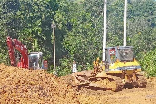 Quảng Nam: Nhiều tuyến đường giao thông huyết mạch bị sạt lở, ngập sâu