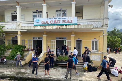 Tàu Bắc-Nam bị gián đoạn, hơn 1.200 khách phải chuyển tải do mưa lũ