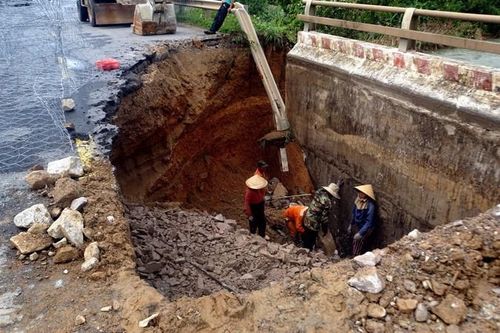 Quảng Nam: Khẩn trương khắc phục sự cố sạt lở cầu Suối Mơ