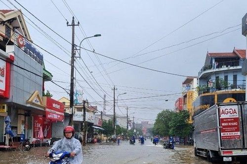Mưa lớn kéo dài, người dân Quảng Bình hối hả chạy lũ
