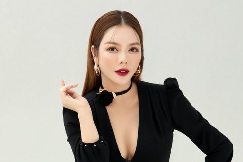 Diện đồ tổng tài thanh lịch như Lý Nhã Kỳ