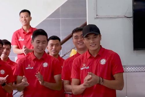 Thủ môn Bùi Tiến Dũng liên tục ghi điểm trong mắt khán giả