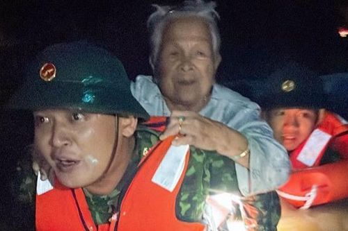 Đà Nẵng: Mưa lớn dữ dội, gần như toàn bộ thành phố bị ngập úng