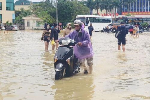 Thừa Thiên Huế: Nước ngập sâu nhiều đường phố, sạt lở đất vùi lấp nhà dân