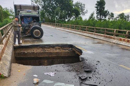 Xuất hiện sạt lở, nhiếu tuyến đường lún sụt sau mưa lớn tại miền Trung