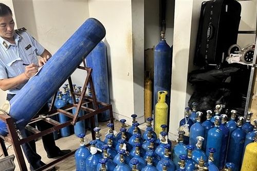 Hà Nội: Phát hiện và thu giữ hơn 100 bình khí cười