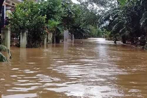 Hàng ngàn ngôi nhà ở Quảng Nam chìm trong biển nước, giao thông tê liệt