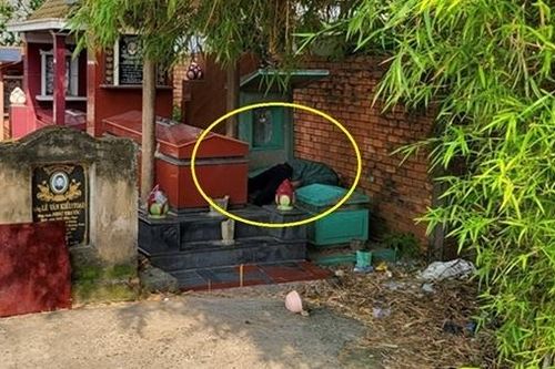 Người đàn ông chết trong tư thế vắt ngang trên ngôi mộ