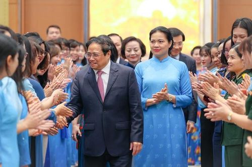 Thủ tướng Phạm Minh Chính đối thoại với phụ nữ Việt Nam