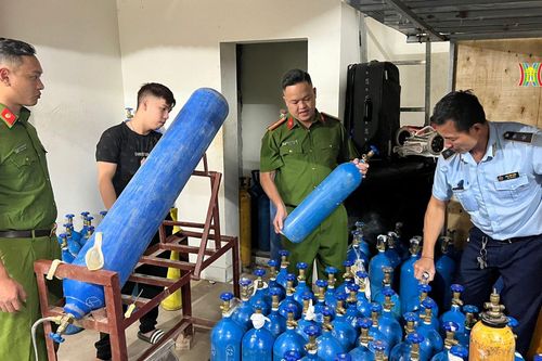 Thu giữ lô hàng bình khí 'bóng cười'trái phép