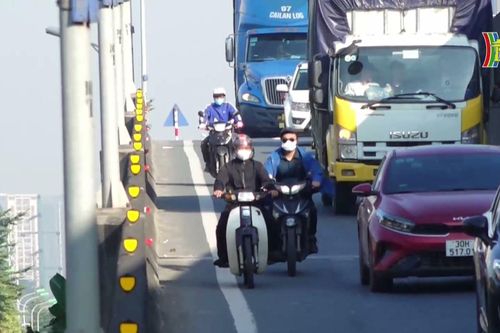 Hàng loạt xe máy đi lên đường vành đai 3 bị xử phạt