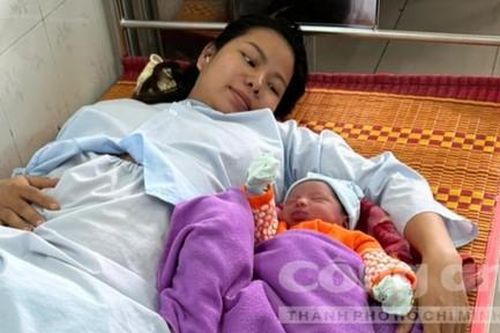 CSGT dùng xe đặc chủng chở sản phụ vượt nước lũ đến bệnh viện sinh con