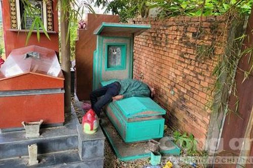 Người đàn ông nằm chết trên ngôi mộ ở quận Gò Vấp