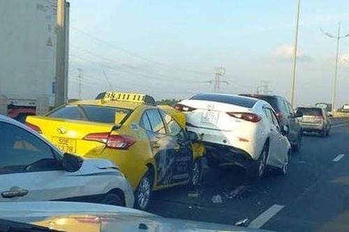 5 ô tô con tông liên hoàn trên cao tốc, kẹt xe trên 2 km