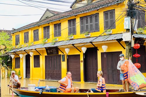 Một tuần, phố cổ Hội An hứng 2 trận lụt, du khách thích thú bơi thuyền tham quan