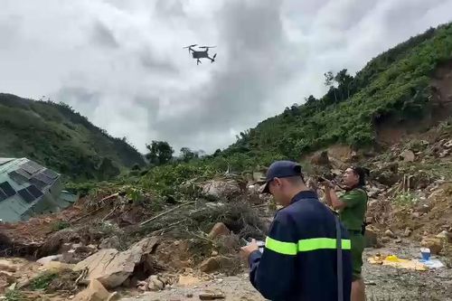 Thiết bị bay, chó nghiệp vụ tìm người mất tích sau sạt lở thủy điện ở Quảng Ngãi