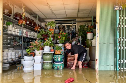 Huế: Hàng hóa bị lũ nhấn chìm, tiểu thương khóc nghẹn