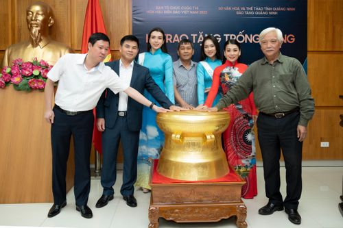Hoa hậu Biển đảo Việt Nam 2022 trao tặng trống đồng cho Bảo tàng Quảng Ninh