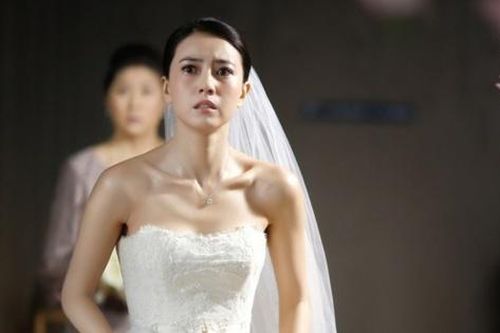 Tình cũ của cô dâu, chú rể bỗng dưng xuất hiện tại đám cưới gây ra loạt tình huống khó đỡ