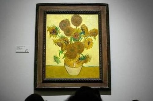 Vì sao bức họa nổi tiếng 'Hoa Hướng Dương' của Vincent Van Gogh bị tạt sốt cà chua?