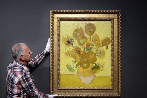 Kiệt tác 'Hoa hướng dương' của Van Gogh bị ném sốt cà chua