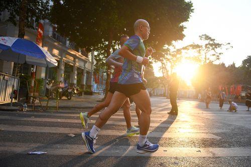 'Nữ hoàng điền kinh' Nguyễn Thị Oanh vô địch và phá kỷ lục tại VPBank Hanoi Marathon 2022