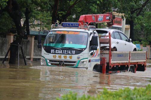 Huế chìm trong biển nước, xe cứu hộ hoạt động hết công suất