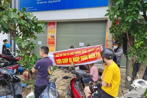 Sửa chữa miễn phí hàng trăm xe máy cho người dân Đà Nẵng sau trận ngập