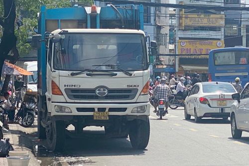 Xe chở rác mất thắng gây tai nạn liên hoàn ở TP.HCM