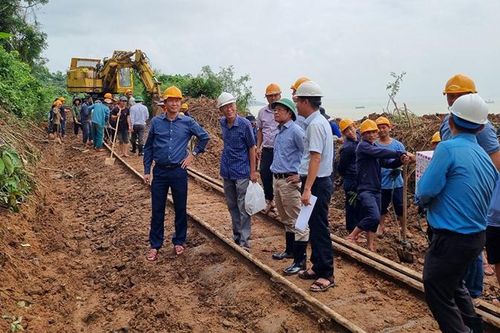 Đường sắt bắc-nam thông tuyến sau hơn 1 ngày gián đoạn vì mưa lũ