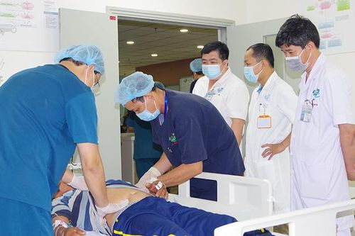 Đưa bệnh nhân đột quỵ từ đảo Nam Yết, Trường Sa về đất liền điều trị