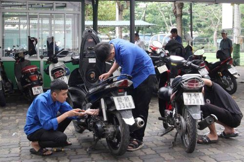 Sửa xe miễn phí cho người dân sau mưa lũ ở Đà Nẵng