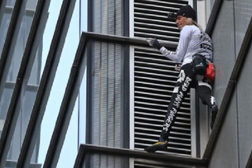Chàng trai leo tòa nhà 29 tầng ở Paris bằng tay không