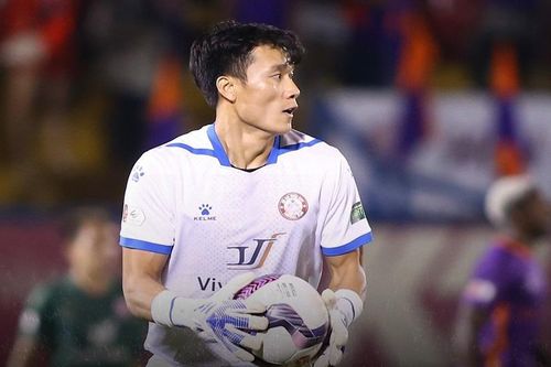 Thủ môn Bùi Tiến Dũng nhận lời khen sau trận đấu với Bình Dương