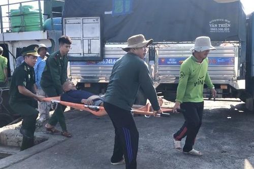 Hỗ trợ cấp cứu ngư dân bị tai biến khi hành nghề trên vùng biển Bình Thuận