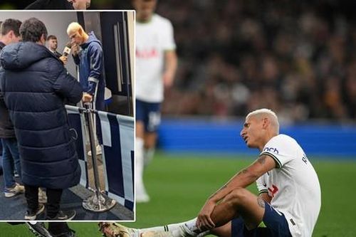 Richarlison chống nạng rời sân, CĐV Brazil đứng ngồi không yên