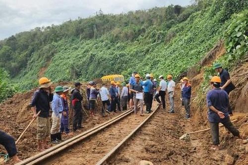 Đường sắt Bắc - Nam thông tuyến sau gần 2 ngày gián đoạn vì mưa lũ