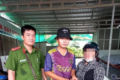 Nhân viên cây xăng Cà Mau trả lại nhẫn vàng cho khách đánh rơi khi đổ xăng