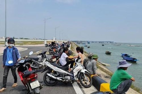 Bé trai 5 tuổi rơi xuống sông tử vong khi đi thả lưới cùng bố mẹ