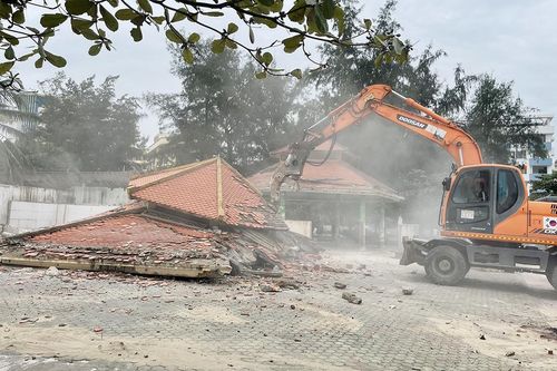 Máy xúc phá dỡ hơn 100 ki ốt, điểm giữ xe ở bãi biển Cửa Lò