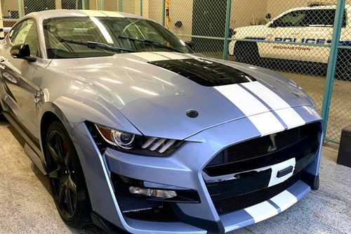 Cậu bé nhảy cầu cao gần 10 mét để trốn cảnh sát sau khi trộm Ford Mustang