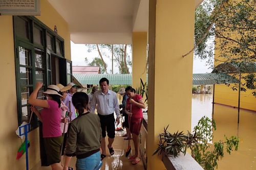 Trường học ở Huế ngập nước lũ và bùn đất