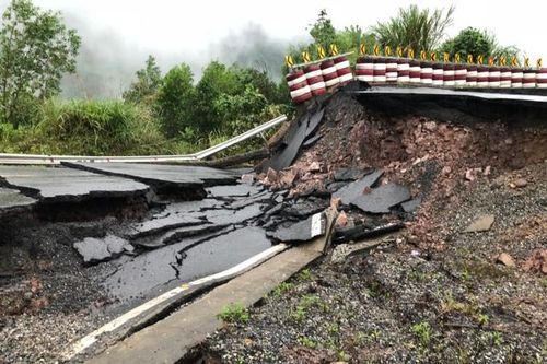 Quốc lộ 15D Quảng Trị sụt lún 200m, nguy cơ sạt lở đồi