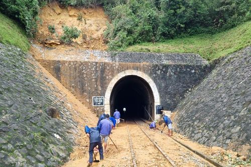 Đường sắt Bắc-Nam thông tuyến sau hơn 1 ngày gián đoạn vì mưa lũ