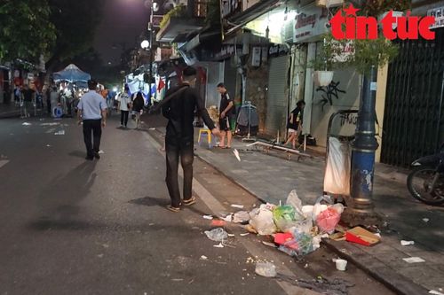 'Thảm họa' rác thải sau những phiên chợ đêm phố cổ Hà Nội