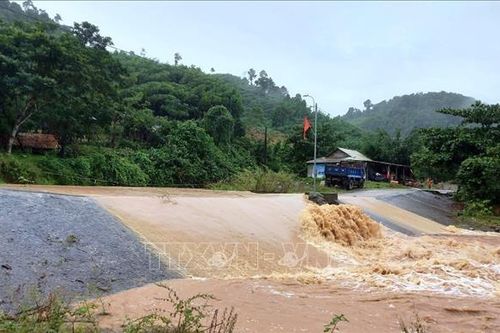 Mưa lớn ở Quảng Bình chia cắt nhiều tuyến đường, hàng trăm hộ dân bị ngập