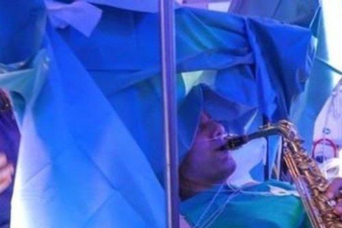 Hi hữu bệnh nhân vừa mổ não vừa thổi kèn saxophone suốt 9 giờ đồng hồ
