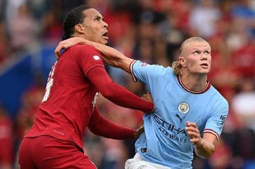 Chỉ Van Dijk mới cản nổi 'quái vật' Haaland