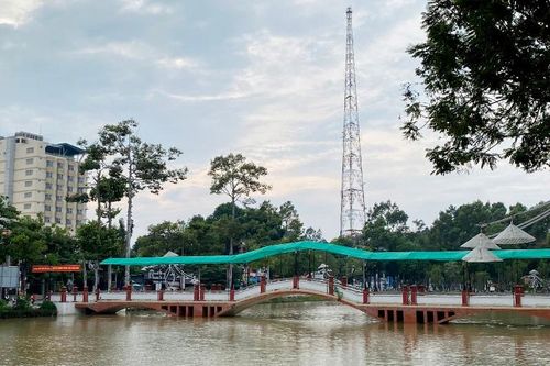 Thơ mộng hồ Nguyễn Du