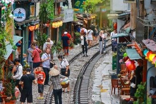 Du khách quốc tế tiếc nuối phố đường tàu của Việt Nam và 4 điểm đến nổi tiếng thế giới bị xóa sổ